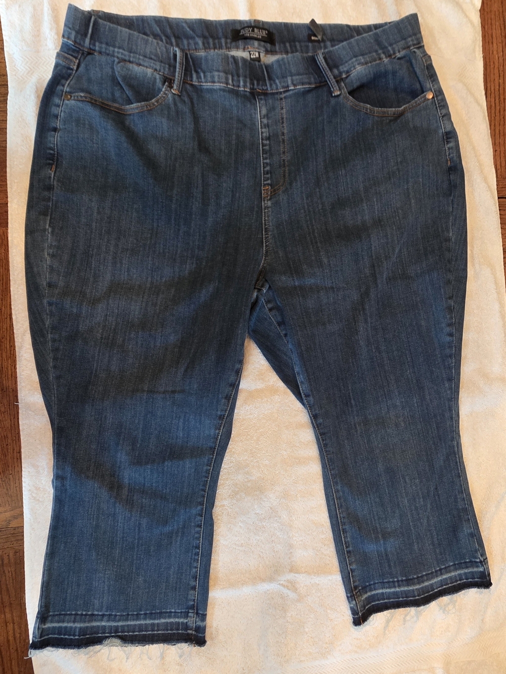 Judy Blue, 22W, Pull On Capri, Raw Hem